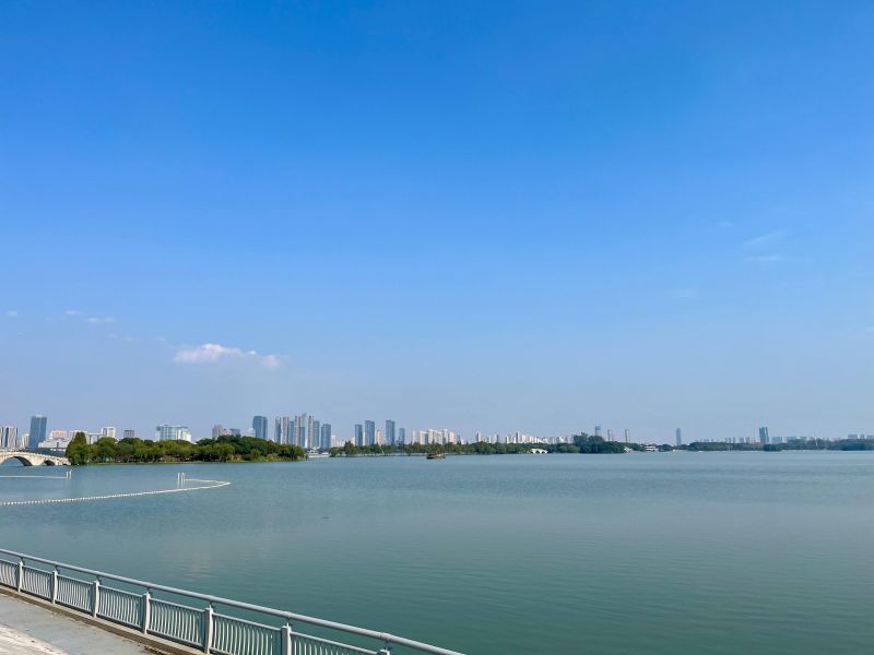 人的一生，除了发自内心的幸福和盗不走的健康，没什么值得炫耀的。